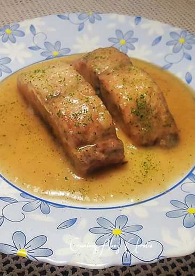 Una foto de Lomo de bonito en salsa de dos tipos de cebolla y ras el hanout
