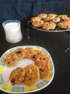ओट्स कुकीज (Oats cookies recipe in marathi) रेसिपी चे मुख्य फोटो 