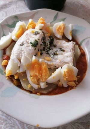 Una foto de Menú completo: pisto y lubina con patatas y huevos (Thermomix)