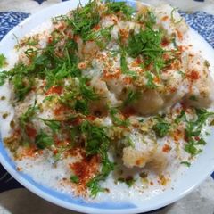 A picture of Dahi bhalle.