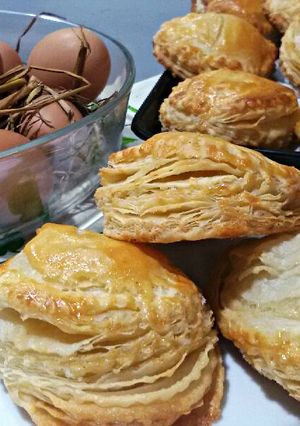 Hình của món Bánh pateso nhân thịt bằm và phomai.