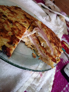 Una foto de Tortilla de papa rellena