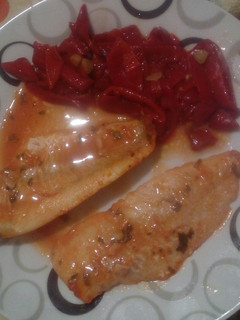 Una foto de Filetes de merluza asada con pimientos