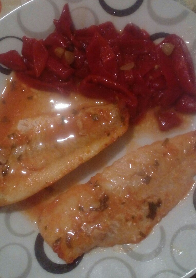Una foto de Filetes de merluza asada con pimientos