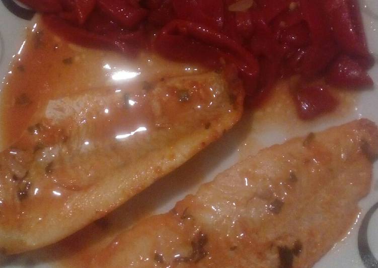 Filetes de merluza asada con pimientos
