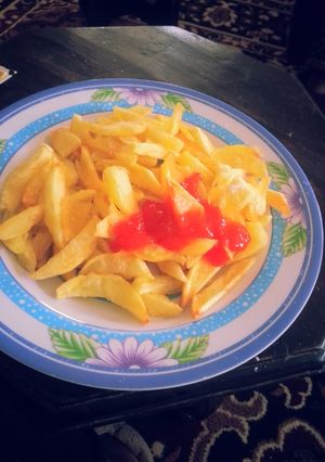 A picture of Fried potato chips.