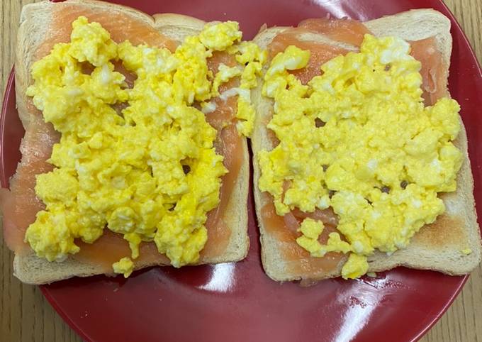 Smoked salmon and scrambled eggs on toast
