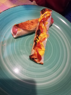 Una foto de Salchichas envueltas en tortillas de harina
