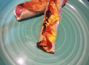 Una foto de Salchichas envueltas en tortillas de harina
