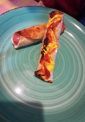Una foto de Salchichas envueltas en tortillas de harina