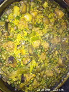 Una foto de Paella de habas y alcachofas