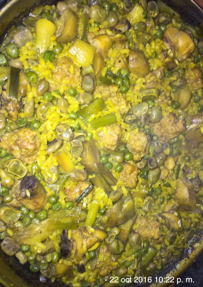 Una foto de Paella de habas y alcachofas