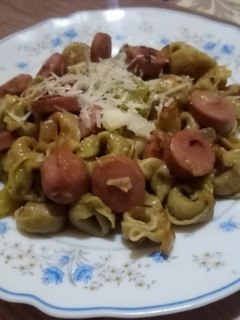Una foto de Tortellinis de espinacas con cebolla y salchichas en 16 minutos
