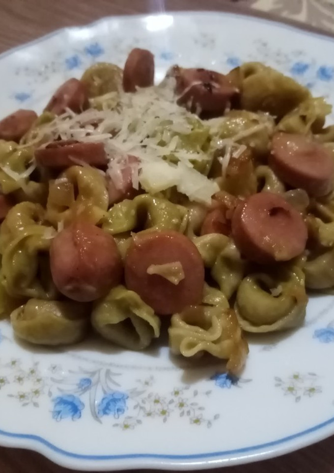Una foto de Tortellinis de espinacas con cebolla y salchichas en 16 minutos