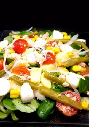 Una foto de Ensalada de canónigos completa