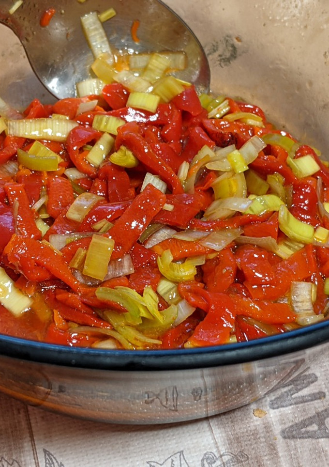 Una foto de Ensalada de piquillo con puerros