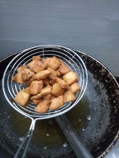 खुस खुशीत शंकरपाळे (shankarpali recipe in marathi) रेसिपी चे मुख्य फोटो
