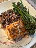Salmão Assado com Molho de Alcaparras, Arroz Selvagem e Broccolini Salteado