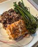 Salmão Assado com Molho de Alcaparras, Arroz Selvagem e Broccolini Salteado