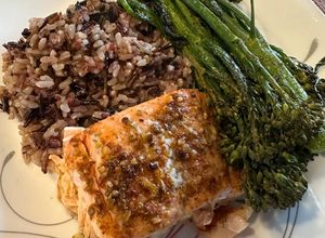 Foto de Salmão Assado com Molho de Alcaparras, Arroz Selvagem e Broccolini Salteado