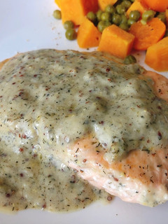 Una foto de Salmon con crema de eneldo y mostaza