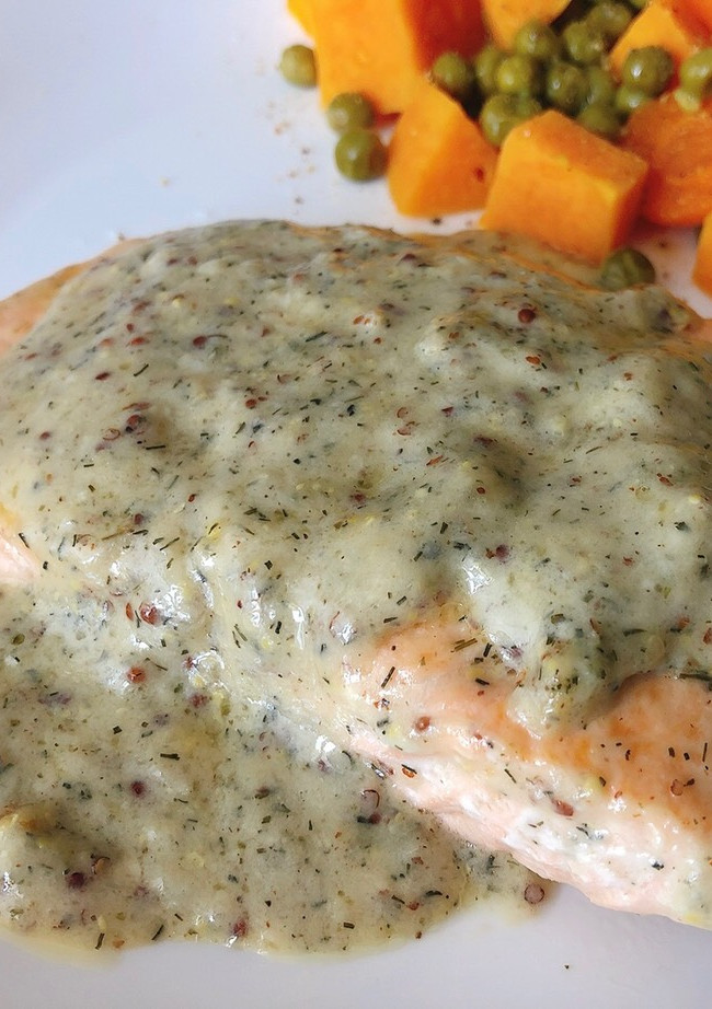 Una foto de Salmon con crema de eneldo y mostaza