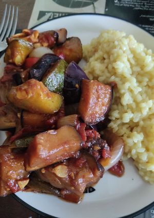 Una foto de Caponata vegana con arroz (🌱)