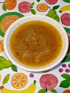 Una foto de Sopa de coliflor, zanahoria, garbanzos de soja blanca y gambas