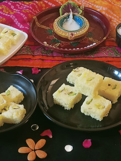 ટોપરા પાક (Topra Paak Recipe In Gujarati) રેસીપી મુખ્ય ફોટો