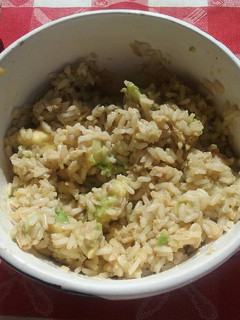 Una foto de Arroz integral con aguacate y atún