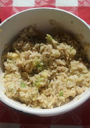 Una foto de Arroz integral con aguacate y atún