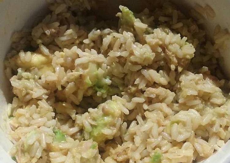 Arroz integral con aguacate y atún