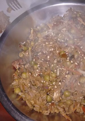 Una foto de Wok de arroz, brotes y arvejas