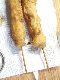 Una foto de Corn dogs veganos