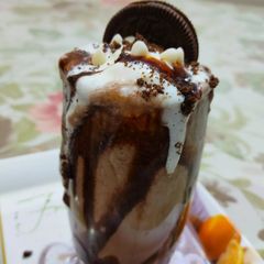 A picture of Oreo shake with ice cream 👩‍🍳.