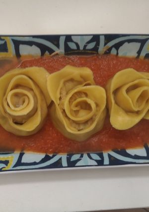 Foto di Rose di pasta fresca con ripieno di patate e salsiccia