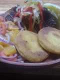 Col dorado, frutas y verduras y medallones de merluza