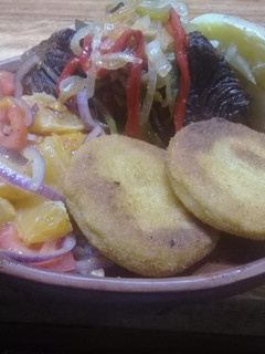 Una foto de Col dorado, frutas y verduras y medallones de merluza