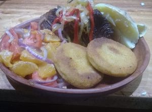 Una foto de Col dorado, frutas y verduras y medallones de merluza