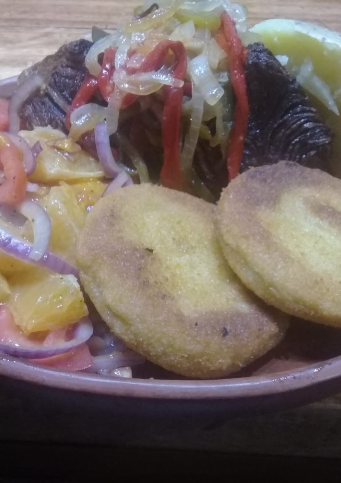 Una foto de Col dorado, frutas y verduras y medallones de merluza