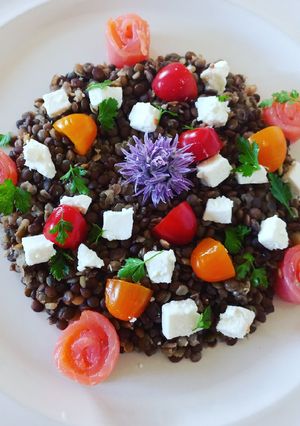Une photo de Salade lentilles verte feta saumon fumé