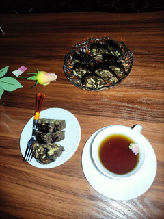 عکسی از دستور چای عصرانه با کیک یخچالی رولی
