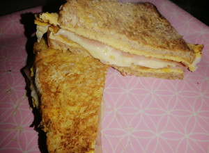 Una foto de Sándwich de huevo relleno jamón y queso