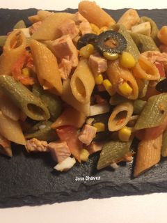Una foto de Ensalada de pasta con pavo al ajillo