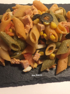 Una foto de Ensalada de pasta con pavo al ajillo