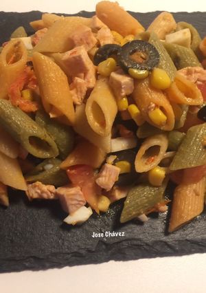 Una foto de Ensalada de pasta con pavo al ajillo