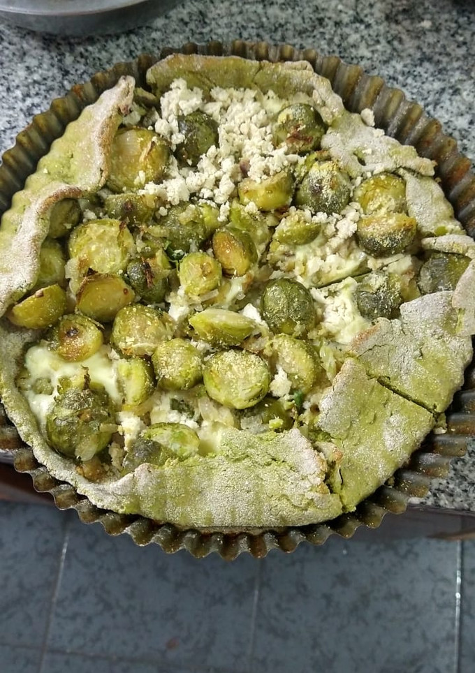 Una foto de Tarta repollitos de Bruselas con masa de harina de arvejas