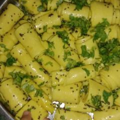 A picture of Gujrati khamni.