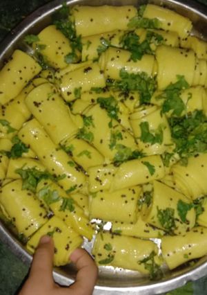 A picture of Gujrati khamni.