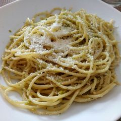 A picture of Spaghetti with pistachio pesto.